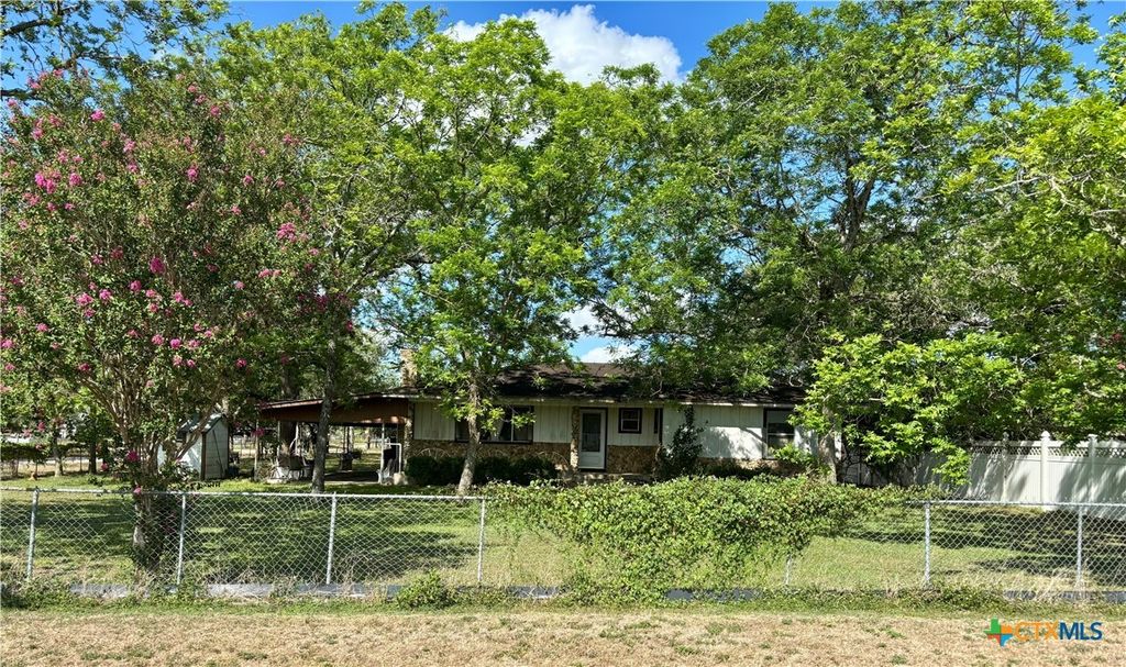 458 Loop 105, Cuero, TX 77954