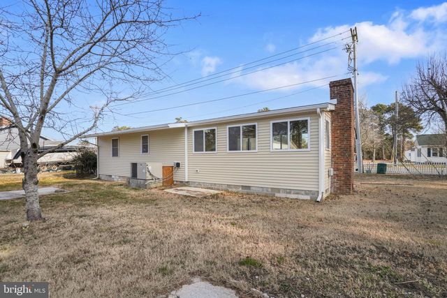 6498 CHURCH ST, Chincoteague Island, VA 23336