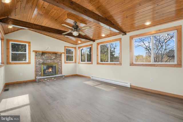 6498 CHURCH ST, Chincoteague Island, VA 23336