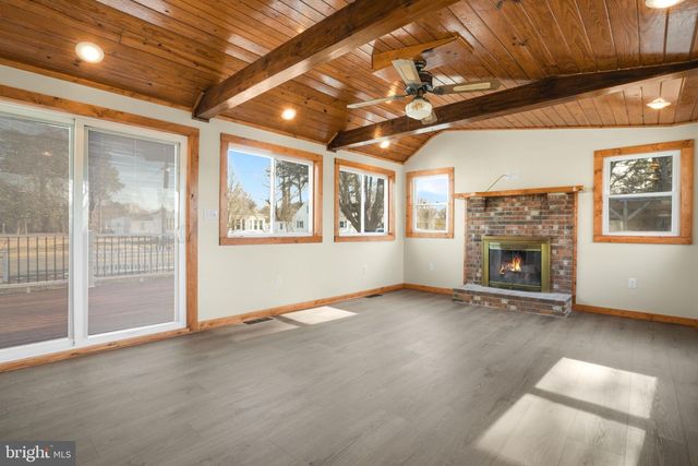 6498 CHURCH ST, Chincoteague Island, VA 23336