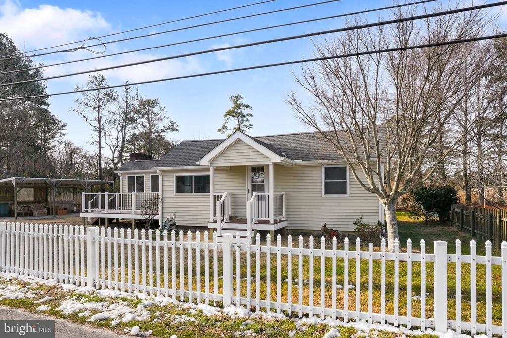 6498 CHURCH ST, Chincoteague Island, VA 23336