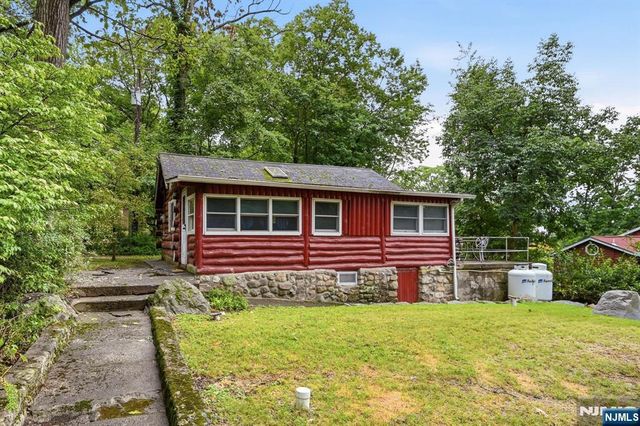 26 Clubhouse Avenue, West Milford, NJ 07480