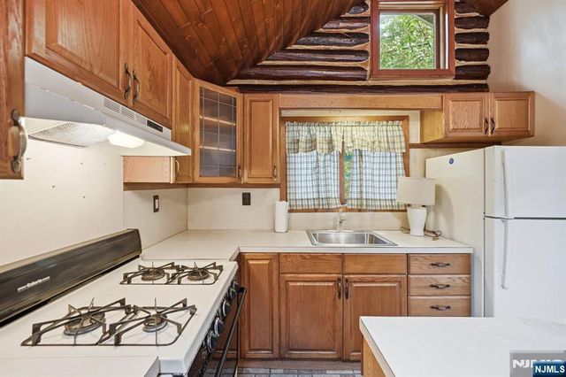 26 Clubhouse Avenue, West Milford, NJ 07480