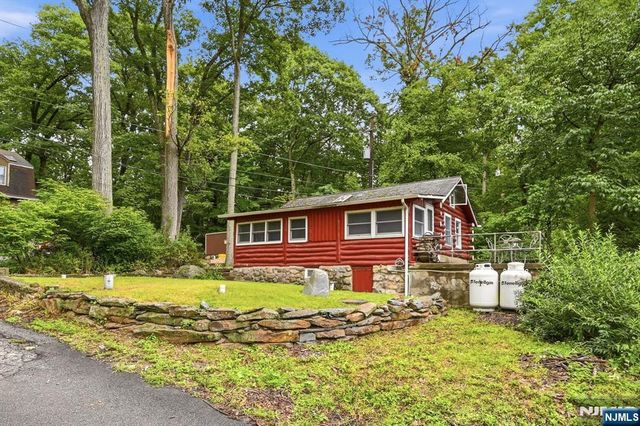26 Clubhouse Avenue, West Milford, NJ 07480