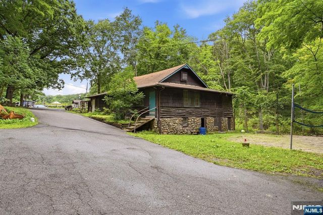 26 Clubhouse Avenue, West Milford, NJ 07480