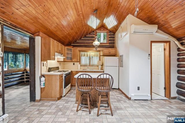 26 Clubhouse Avenue, West Milford, NJ 07480