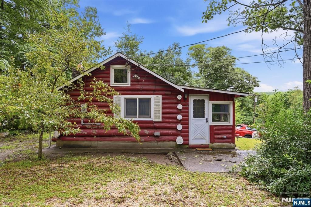 26 Clubhouse Avenue, West Milford, NJ 07480