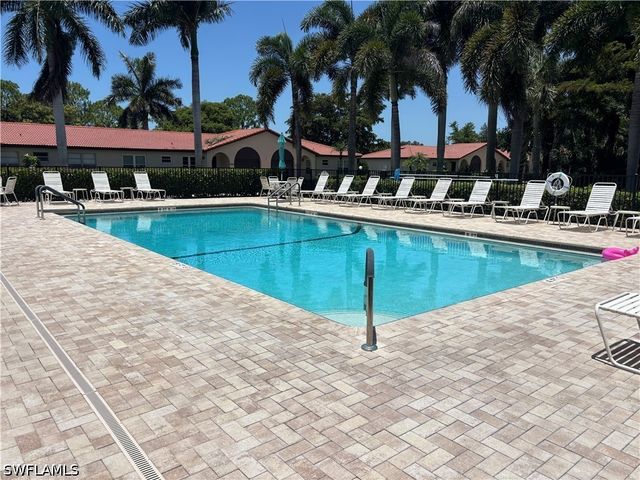 1086 Forest Lakes DR 102, Naples, FL 34105