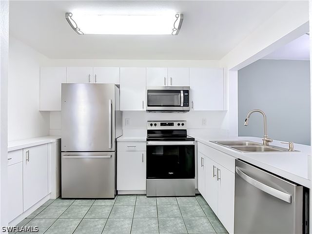 1086 Forest Lakes DR 102, Naples, FL 34105