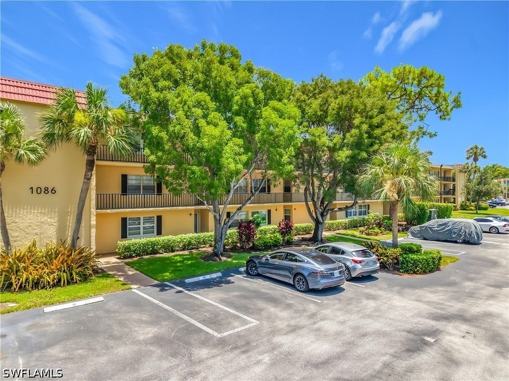1086 Forest Lakes DR 102, Naples, FL 34105
