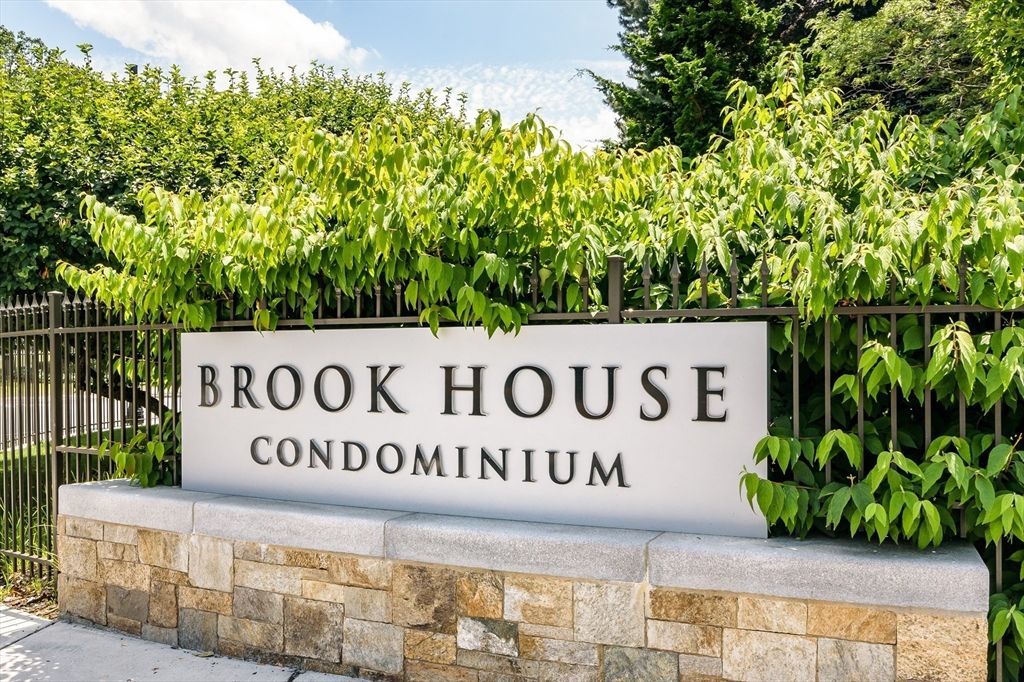 44 Washington St 1103, Brookline, MA 02445