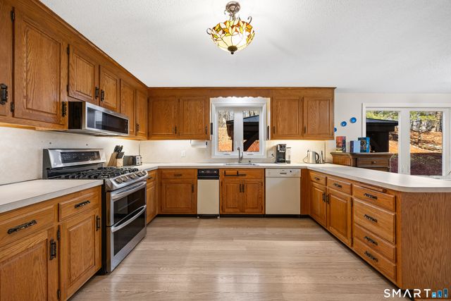 32 Canterbury Lane, Farmington, CT 06085