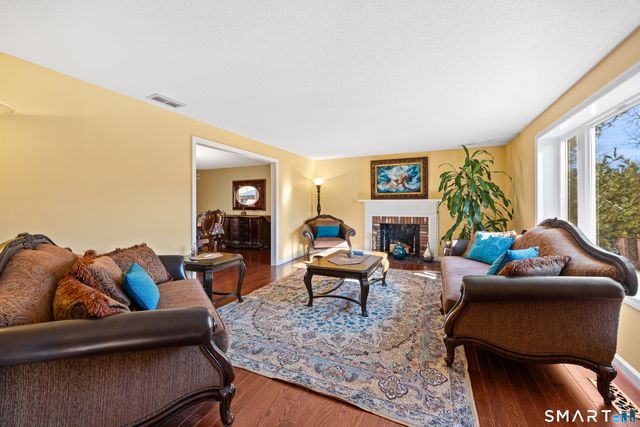 32 Canterbury Lane, Farmington, CT 06085