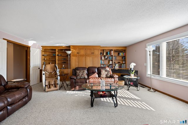 32 Canterbury Lane, Farmington, CT 06085