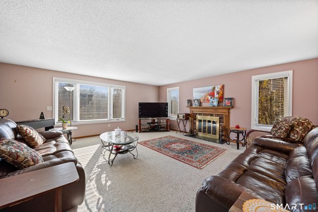 32 Canterbury Lane, Farmington, CT 06085