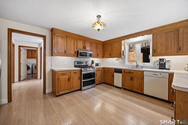 32 Canterbury Lane, Farmington, CT 06085