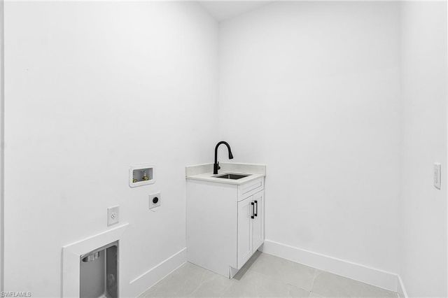 1102 NE 4th PL, Cape Coral, FL 33909