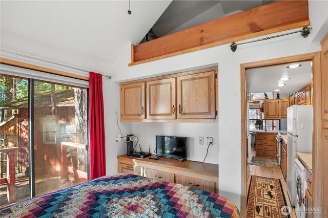 611 N Rainbow Way, Hoodsport, WA 98548