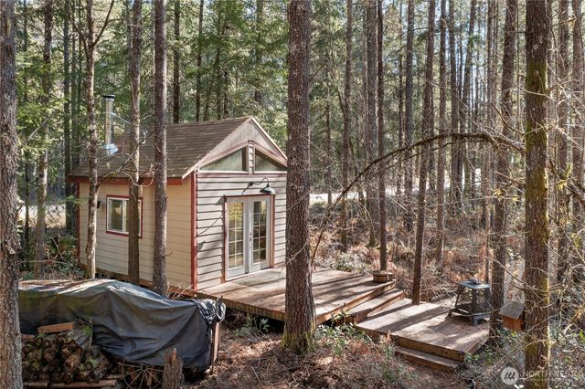 611 N Rainbow Way, Hoodsport, WA 98548