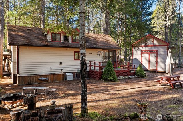 611 N Rainbow Way, Hoodsport, WA 98548