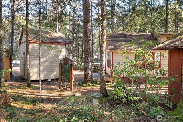 611 N Rainbow Way, Hoodsport, WA 98548