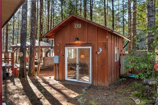 611 N Rainbow Way, Hoodsport, WA 98548