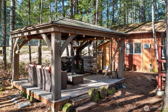 611 N Rainbow Way, Hoodsport, WA 98548