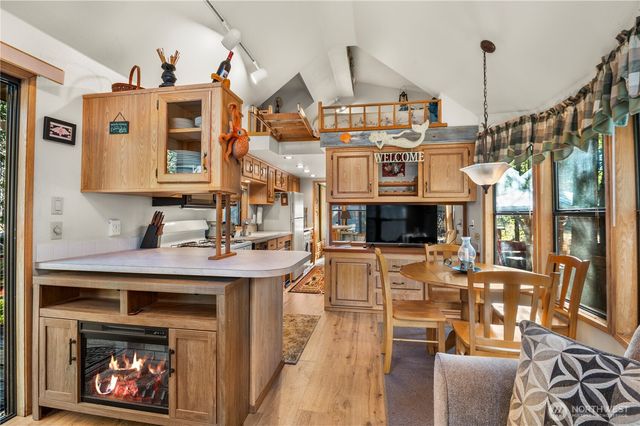 611 N Rainbow Way, Hoodsport, WA 98548