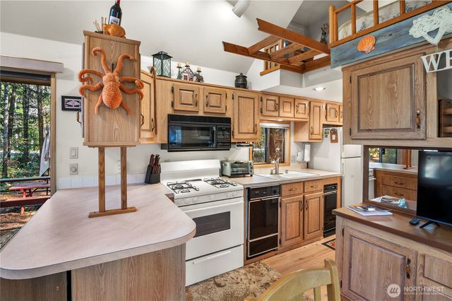 611 N Rainbow Way, Hoodsport, WA 98548