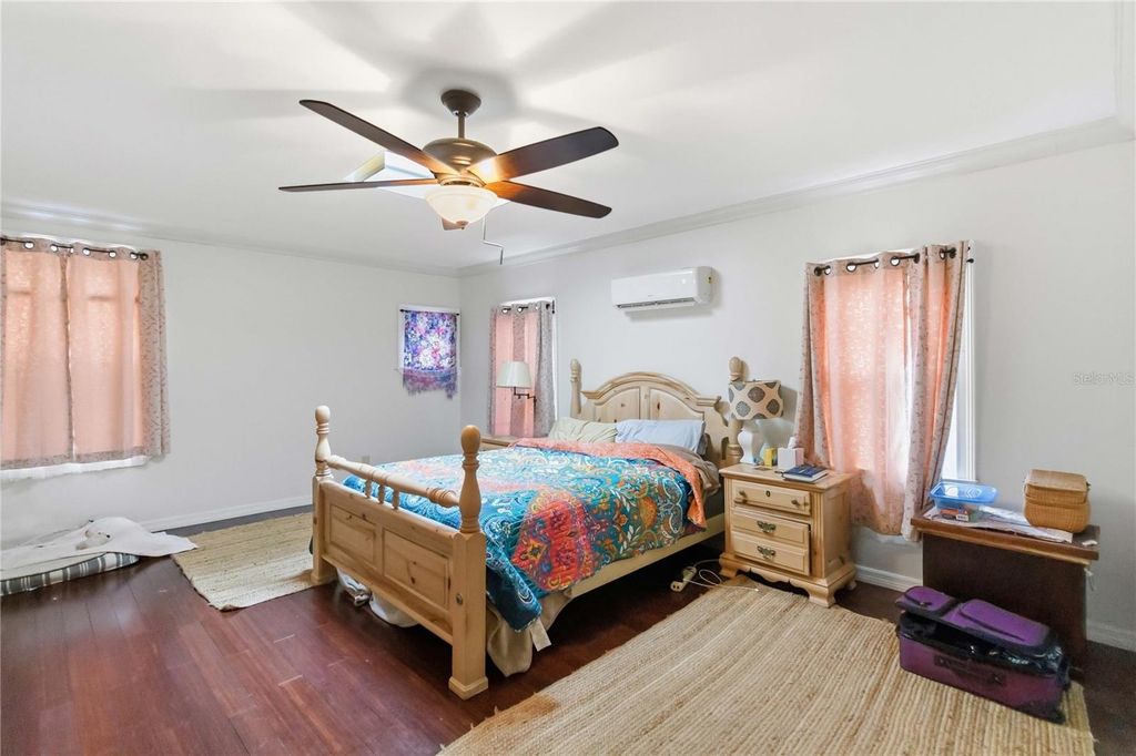 Image 3 of property listing at 552 W WINTER PARK STREET, Orlando, FL 32804