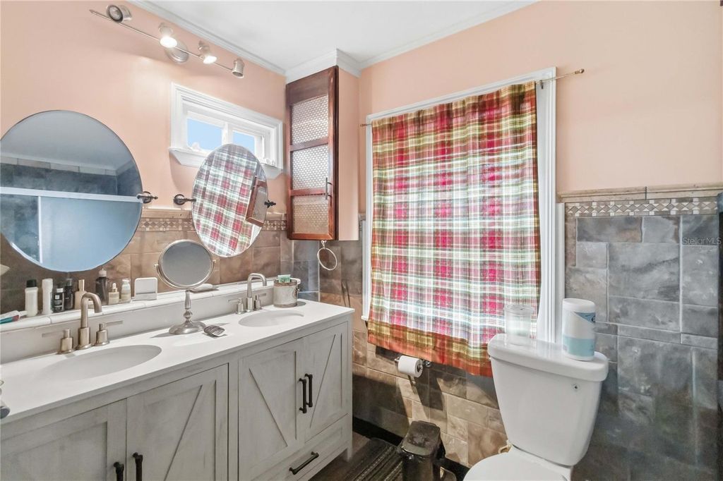 Image 4 of property listing at 552 W WINTER PARK STREET, Orlando, FL 32804