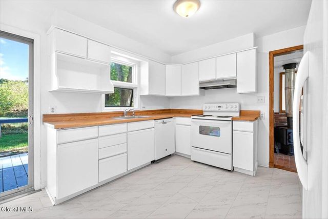 13 Veterans Street, Poestenkill, NY 12140