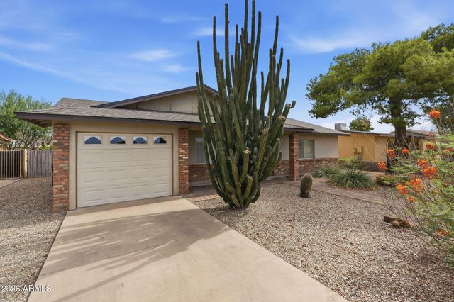 2302 E WALTANN Lane, Phoenix, AZ 85022