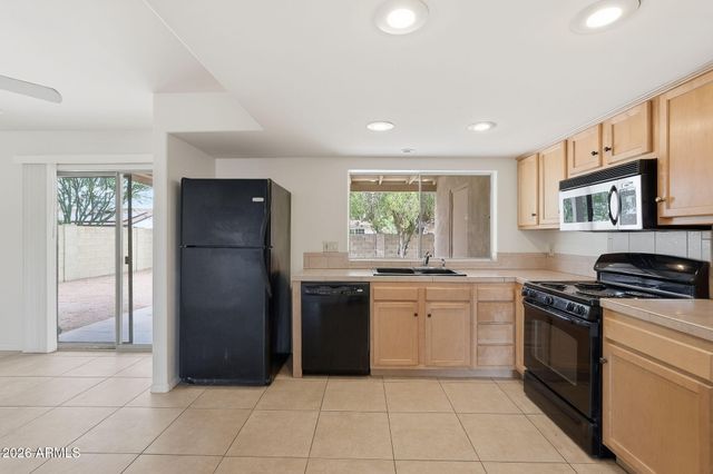 2302 E WALTANN Lane, Phoenix, AZ 85022