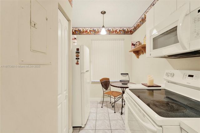 8210 NW 10th St 14, Miami, FL 33126