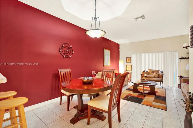 8210 NW 10th St 14, Miami, FL 33126
