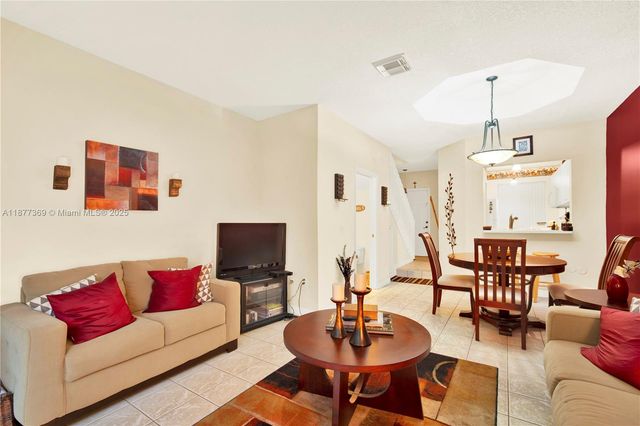 8210 NW 10th St 14, Miami, FL 33126