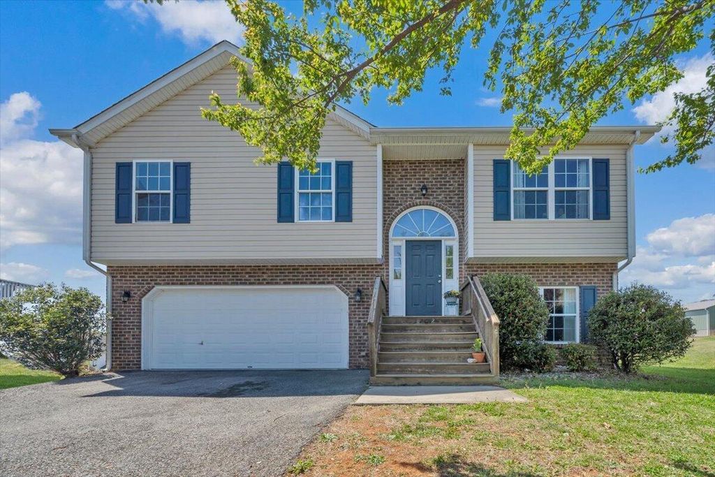 2722 Paddington Station LN, Vinton, VA 24179