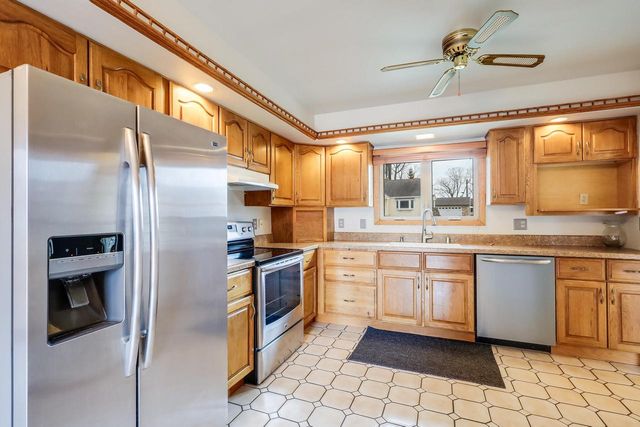 3702 Schroeder DRIVE, Manitowoc, WI 54220