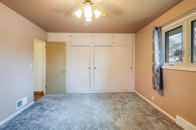 3702 Schroeder DRIVE, Manitowoc, WI 54220