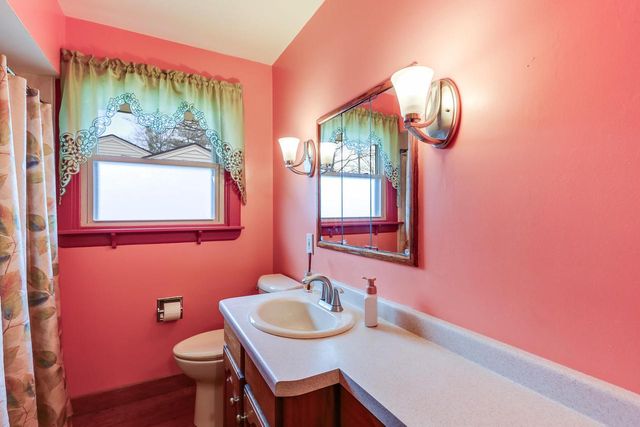 3702 Schroeder DRIVE, Manitowoc, WI 54220