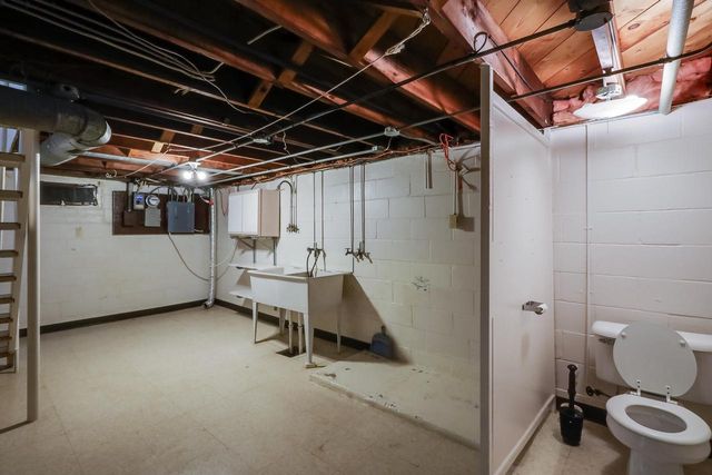 3702 Schroeder DRIVE, Manitowoc, WI 54220