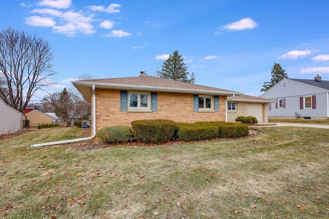 3702 Schroeder DRIVE, Manitowoc, WI 54220