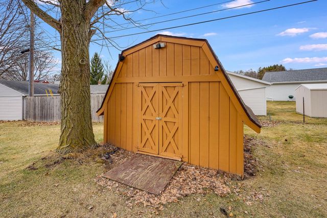 3702 Schroeder DRIVE, Manitowoc, WI 54220