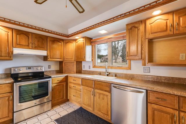 3702 Schroeder DRIVE, Manitowoc, WI 54220