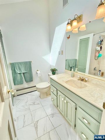 80 Roosevelt Avenue, Bergenfield, NJ 07621