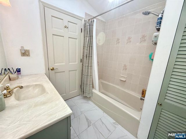 80 Roosevelt Avenue, Bergenfield, NJ 07621