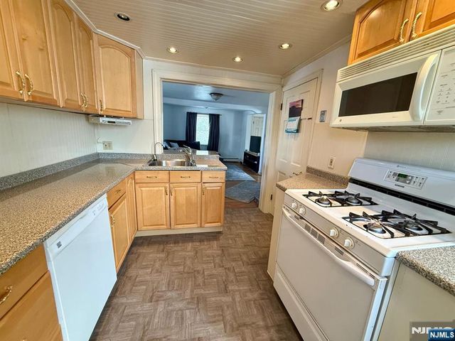 80 Roosevelt Avenue, Bergenfield, NJ 07621