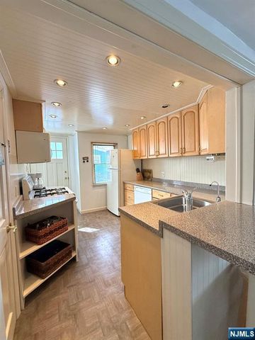 80 Roosevelt Avenue, Bergenfield, NJ 07621