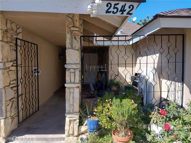 2542 N Pacific Avenue, Santa Ana, CA 92706